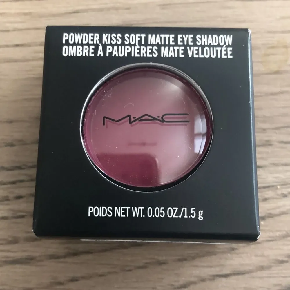 MAC POWDER KISS SOFT MATTE EYE SHADOW color lens blue new in box plus Ipsy bag